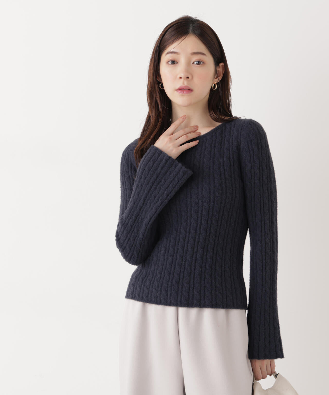 チャーム付きミニケーブルニット