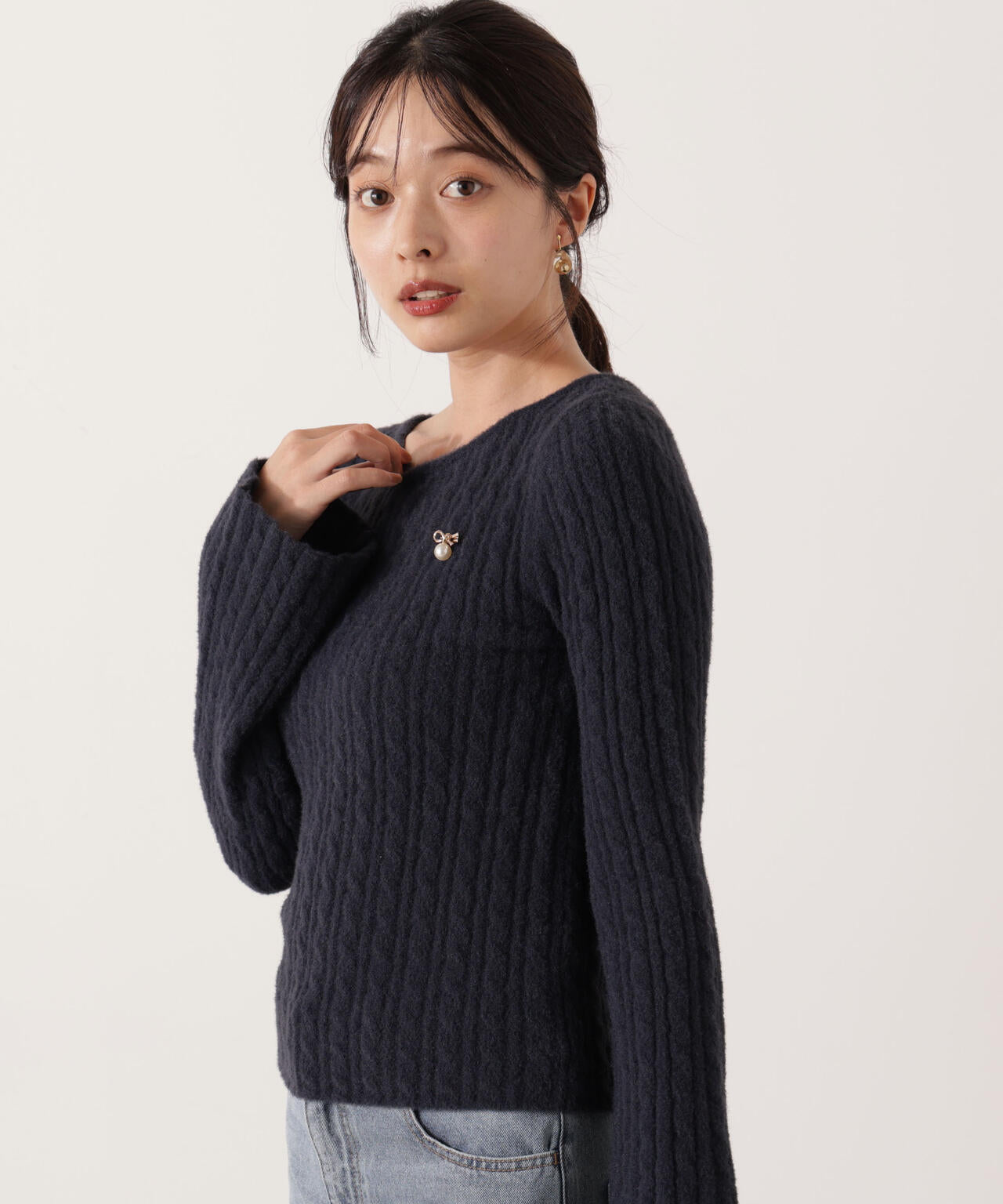 チャーム付きミニケーブルニット