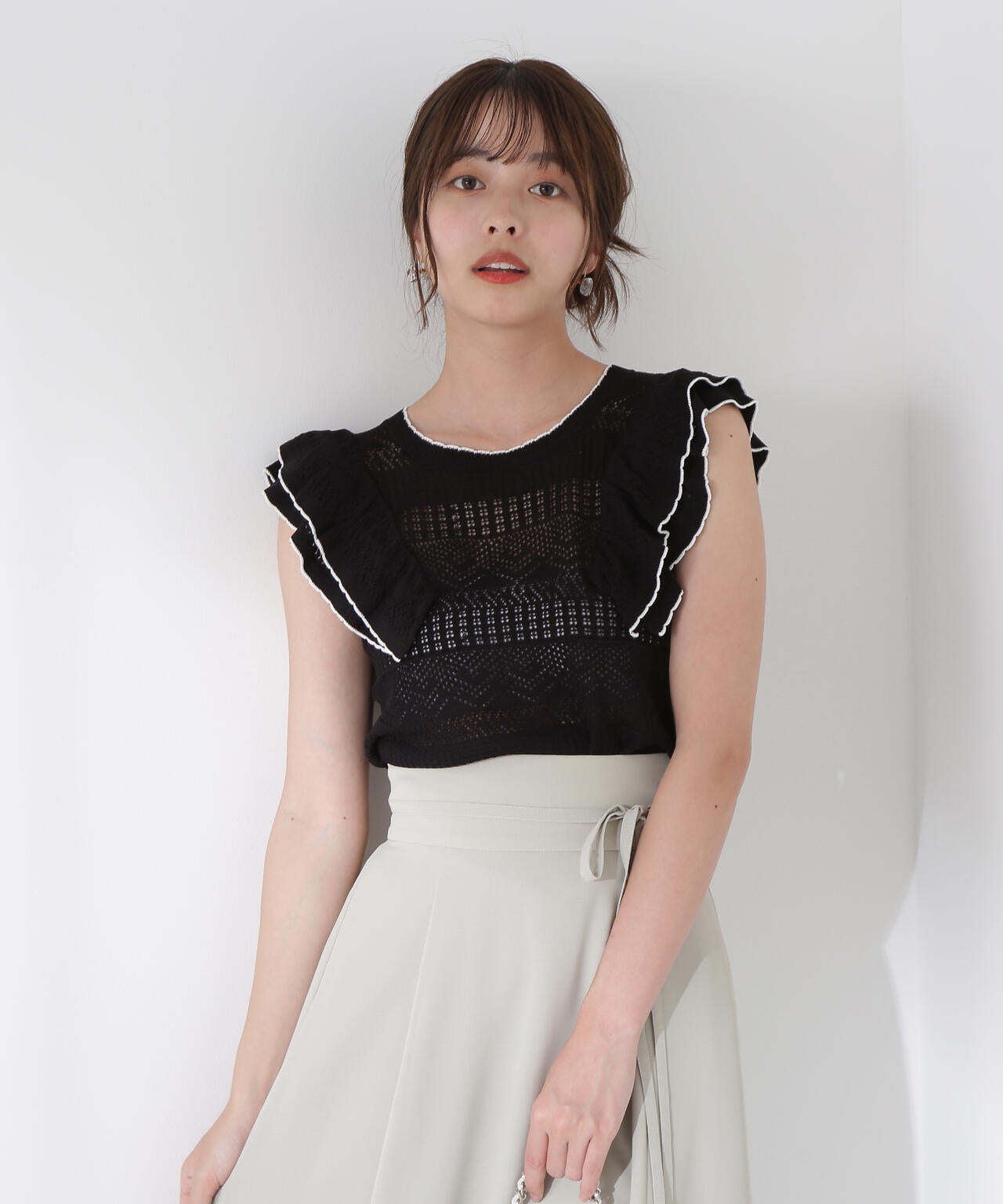 透かし柄フリルニット