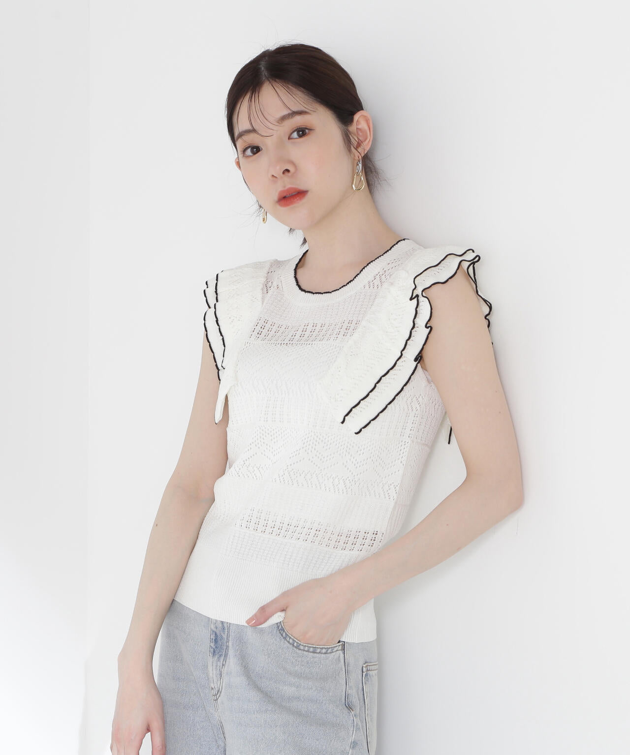 透かし柄フリルニット