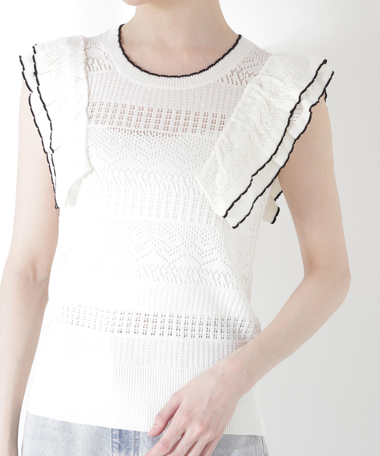 透かし柄フリルニット