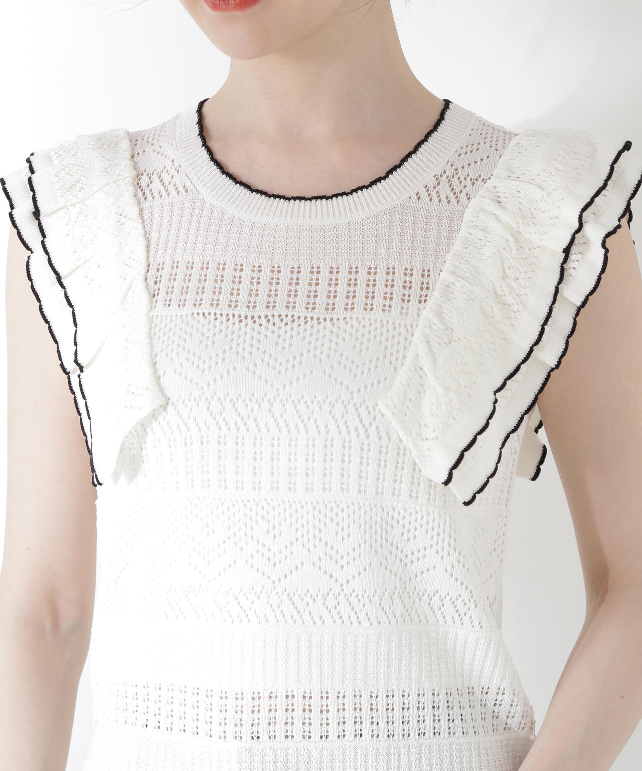 透かし柄フリルニット