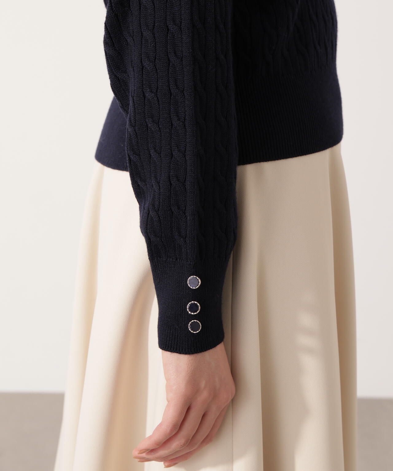 <ハンドウォッシャブル>袖釦ミニケーブルニット