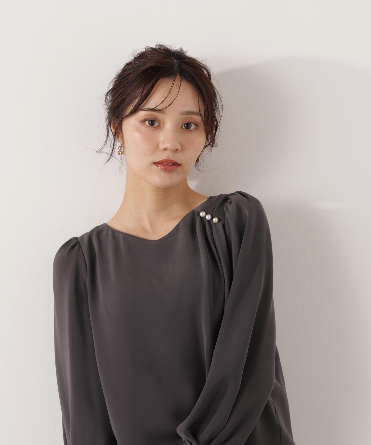 パール付きニュアンスネックブラウス