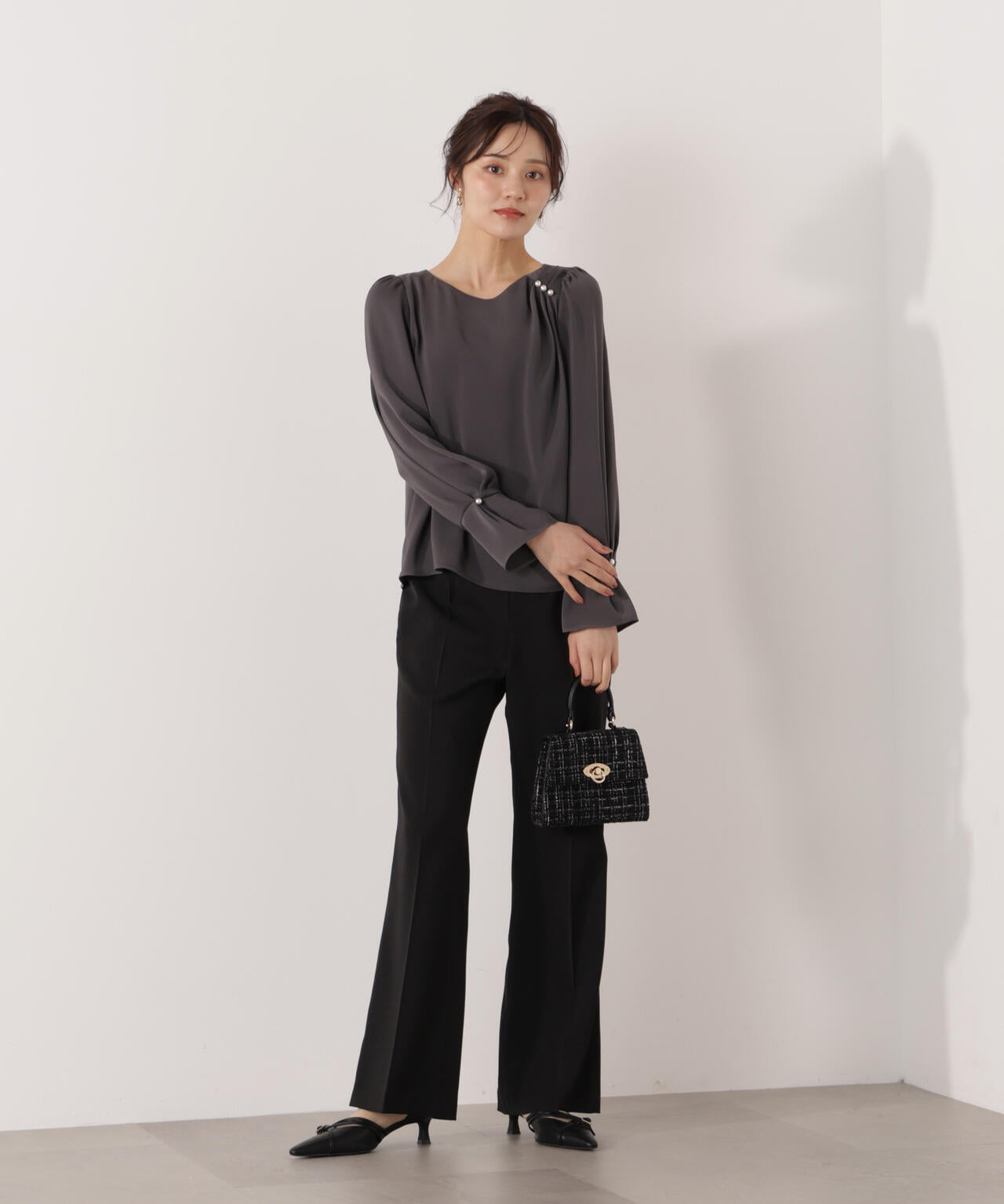 パール付きニュアンスネックブラウス