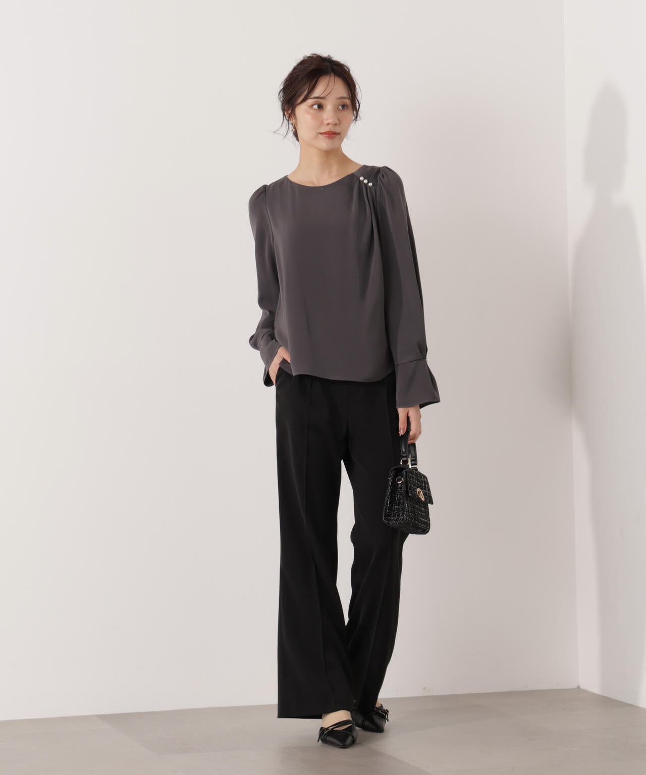 パール付きニュアンスネックブラウス