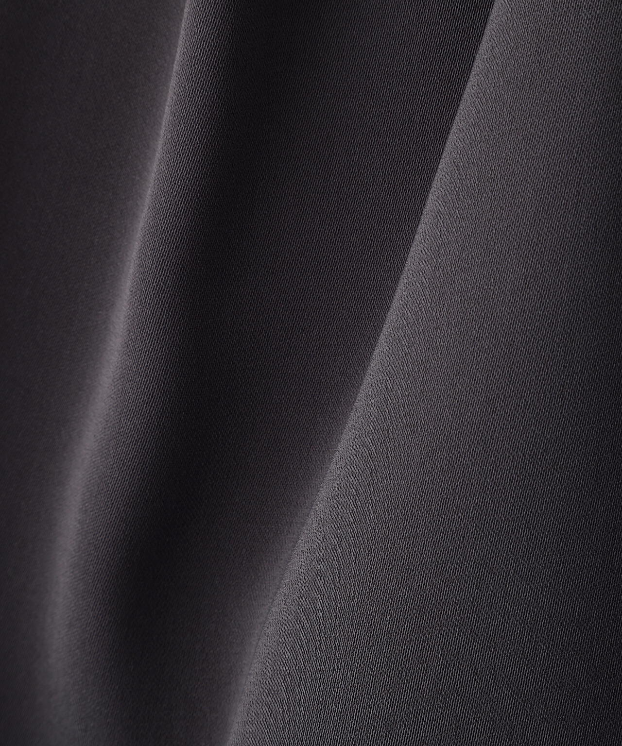 パール付きニュアンスネックブラウス