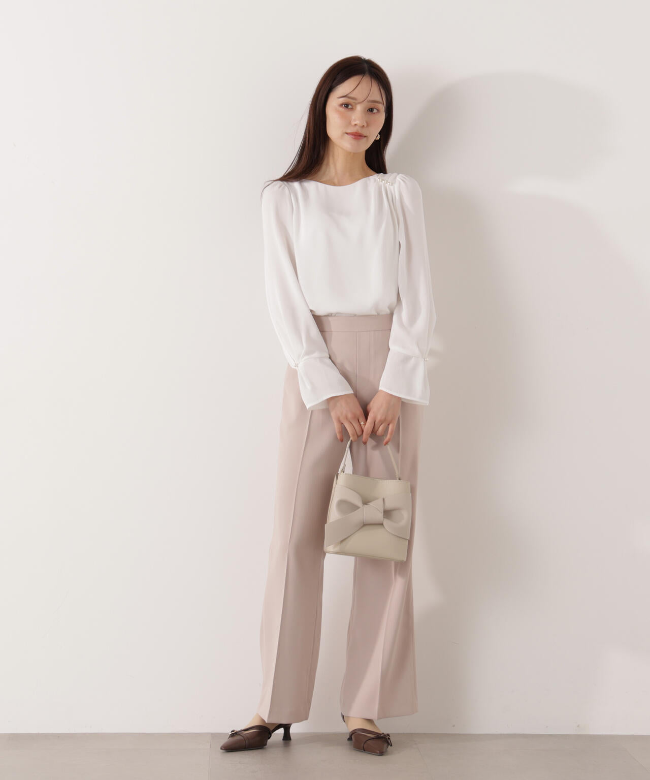 パール付きニュアンスネックブラウス