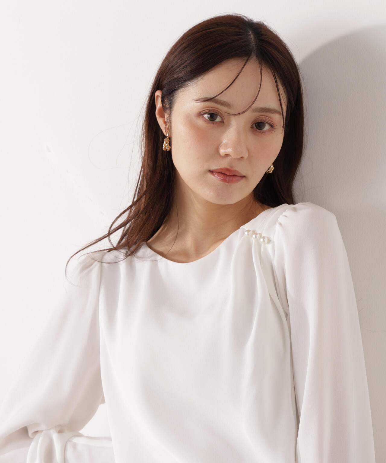 パール付きニュアンスネックブラウス