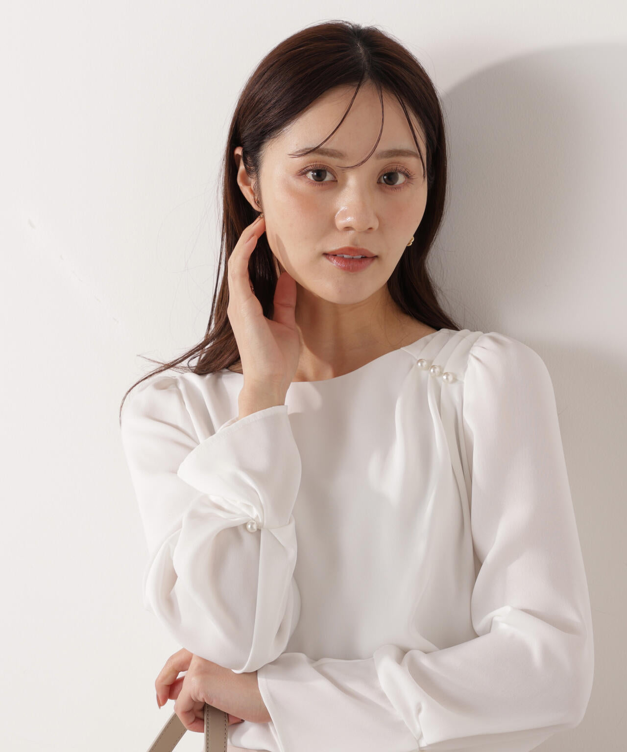 パール付きニュアンスネックブラウス