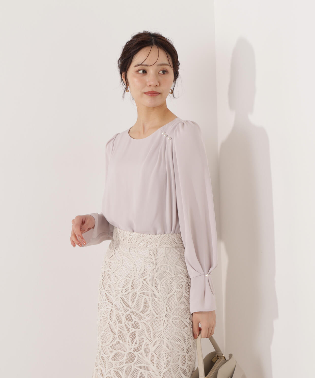 パール付きニュアンスネックブラウス