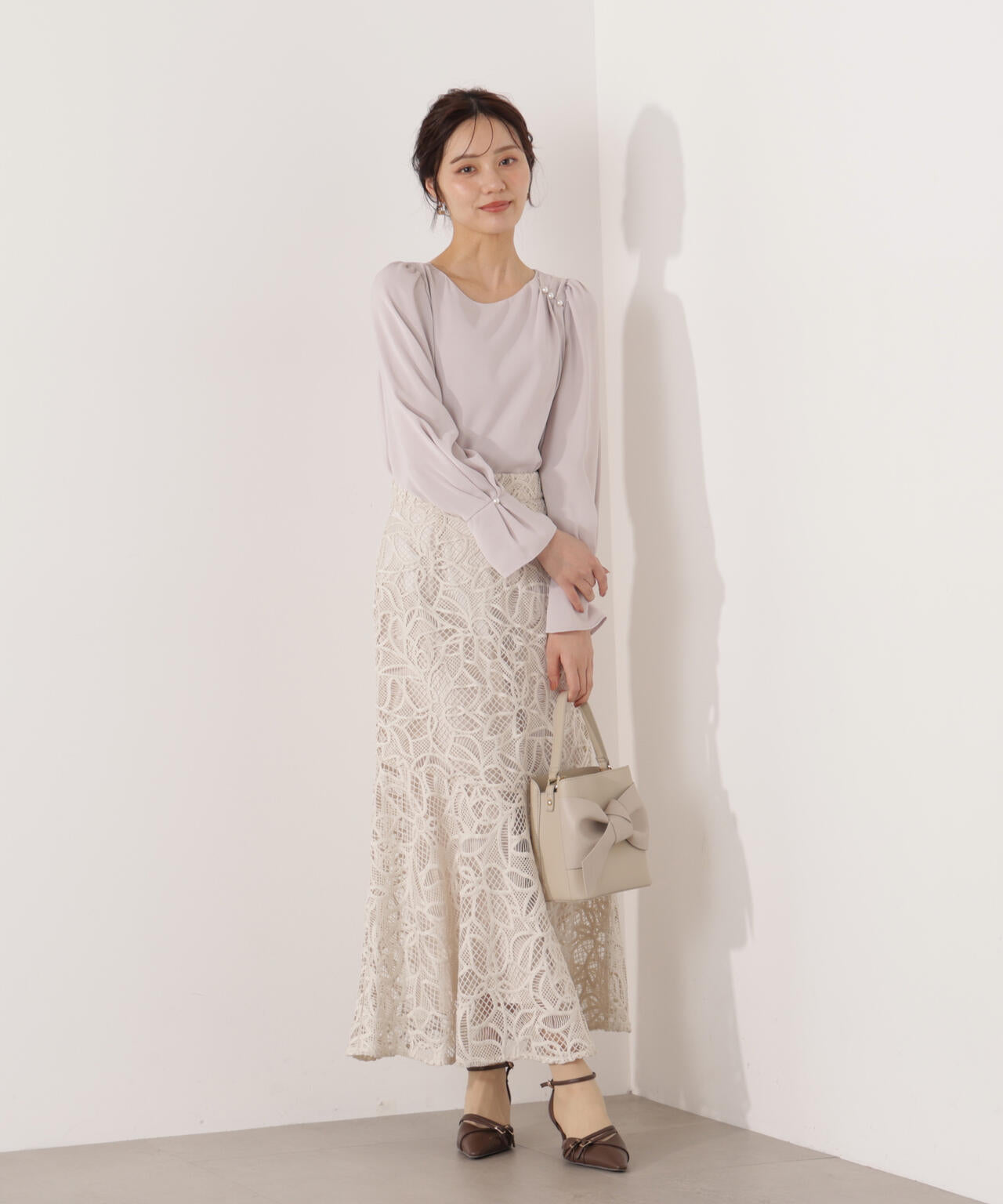 パール付きニュアンスネックブラウス