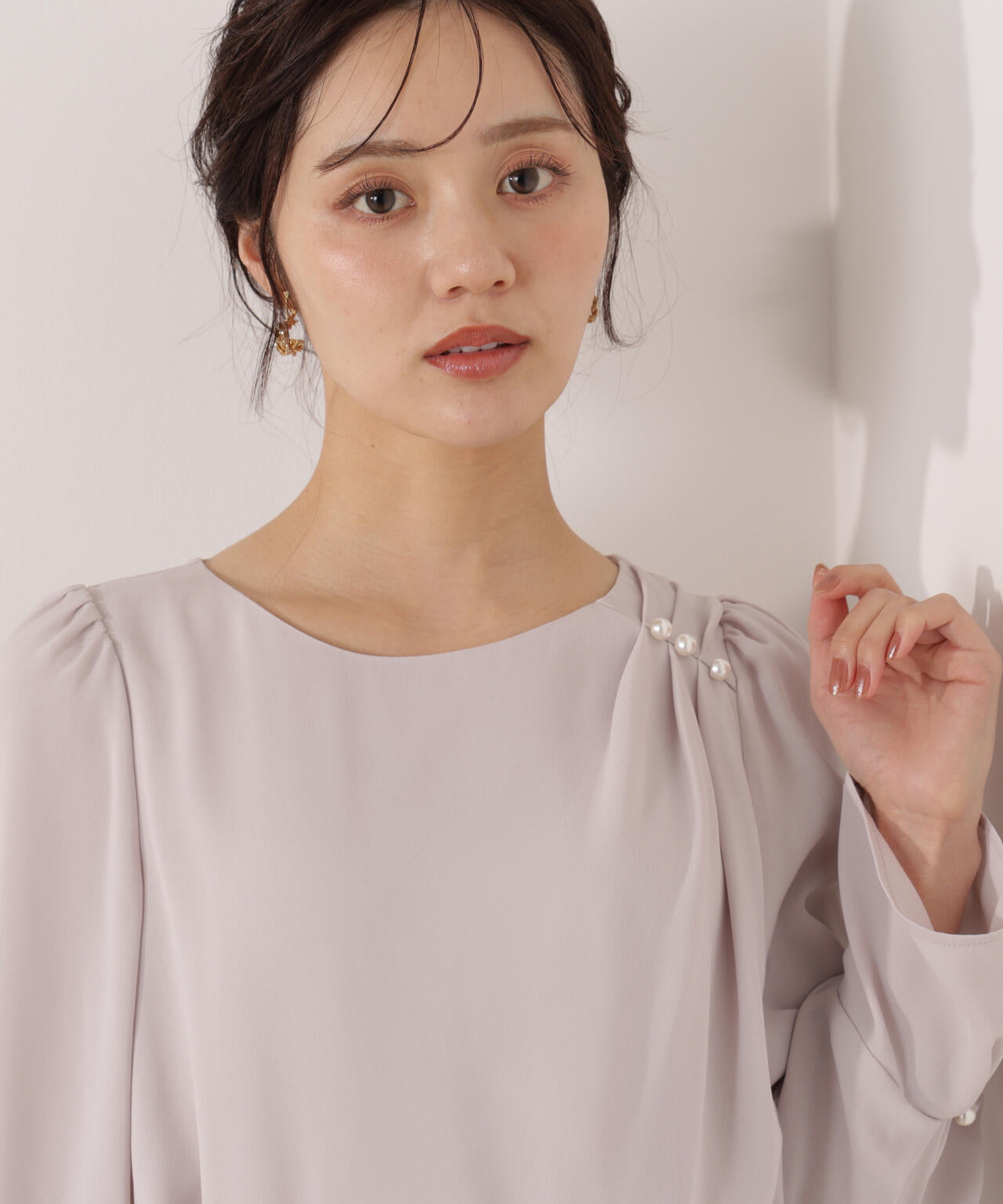 パール付きニュアンスネックブラウス
