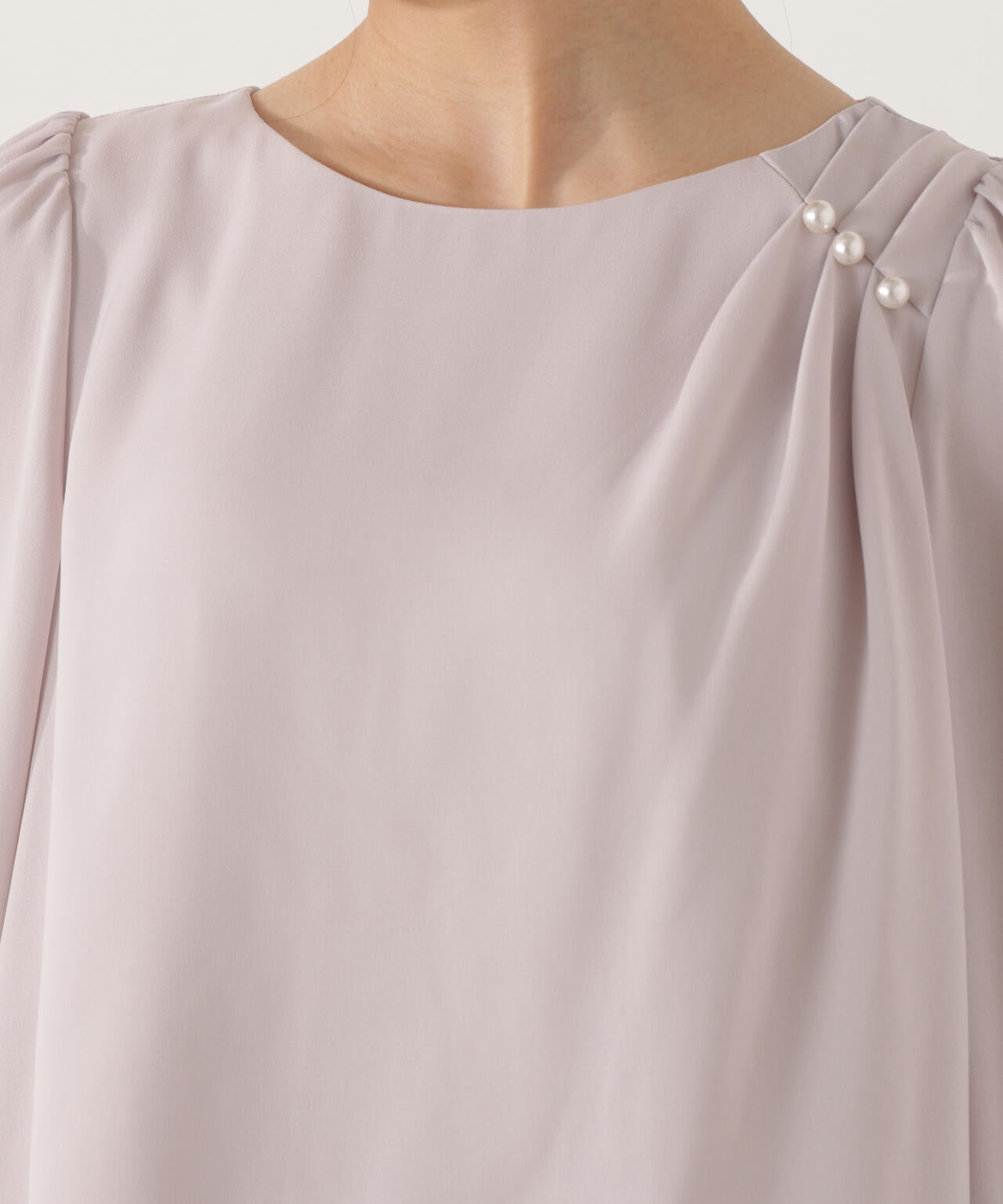 パール付きニュアンスネックブラウス