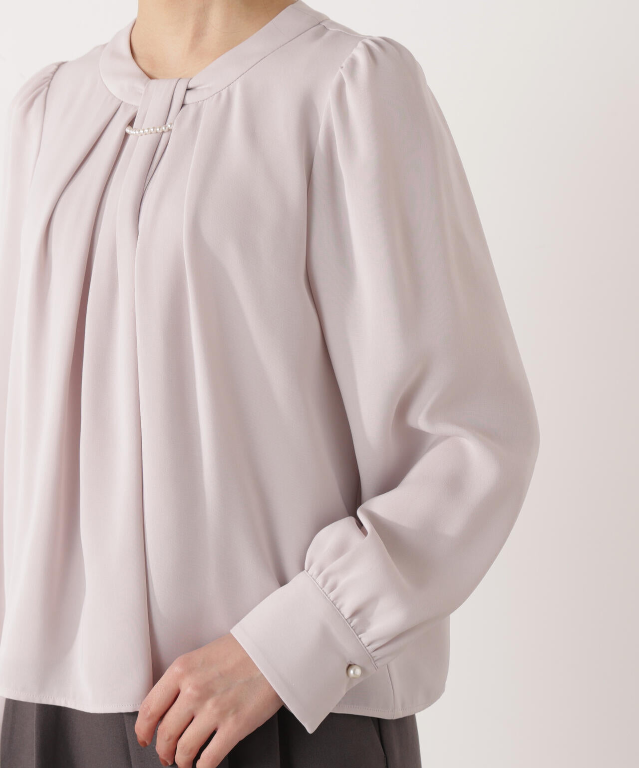パール付きベーシックブラウス