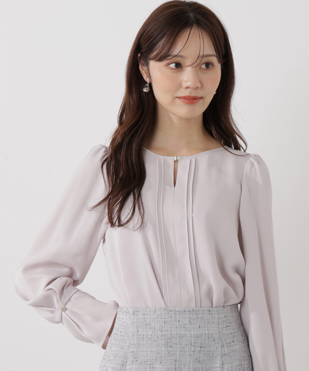 ピンタックブラウス