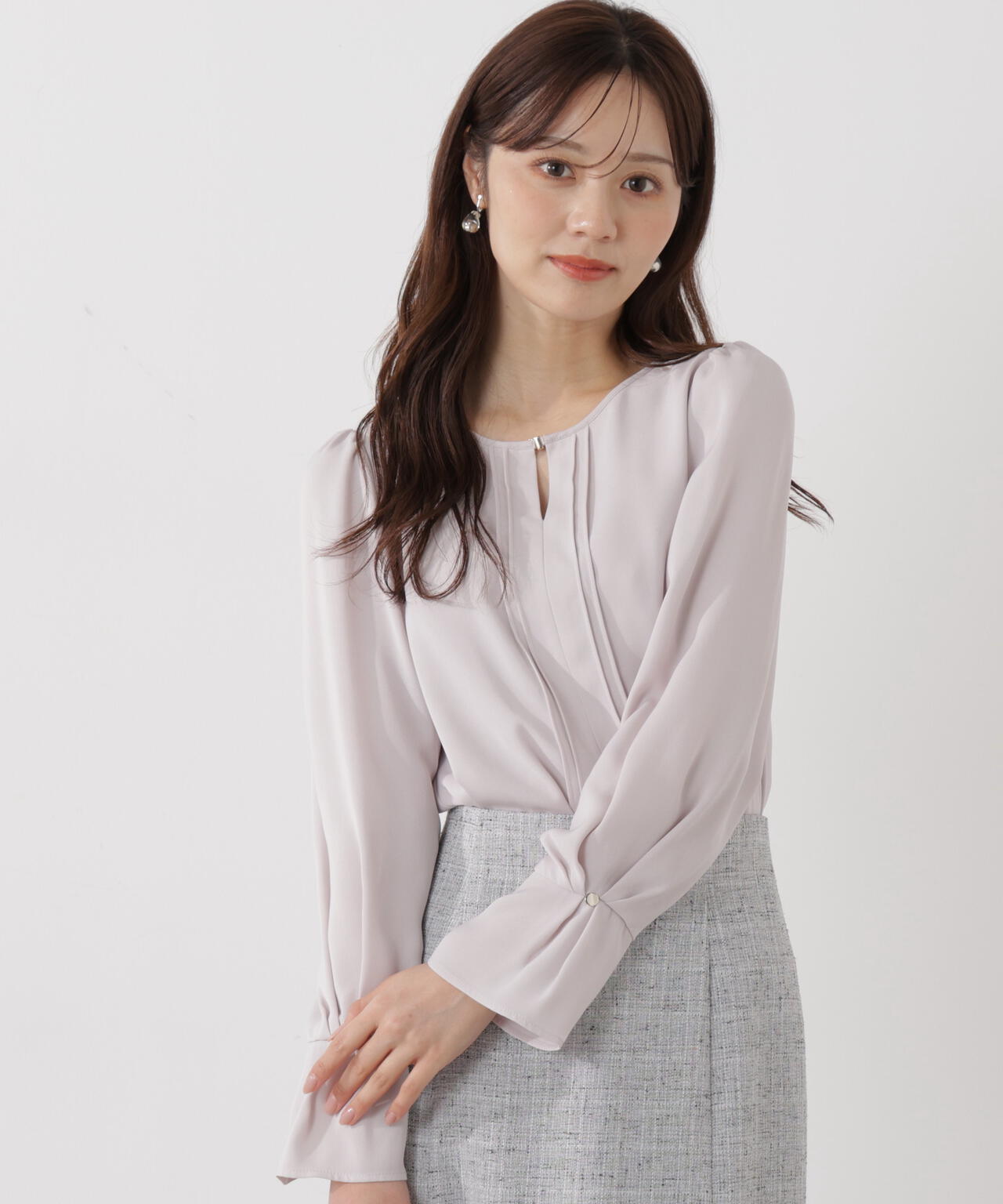 ピンタックブラウス