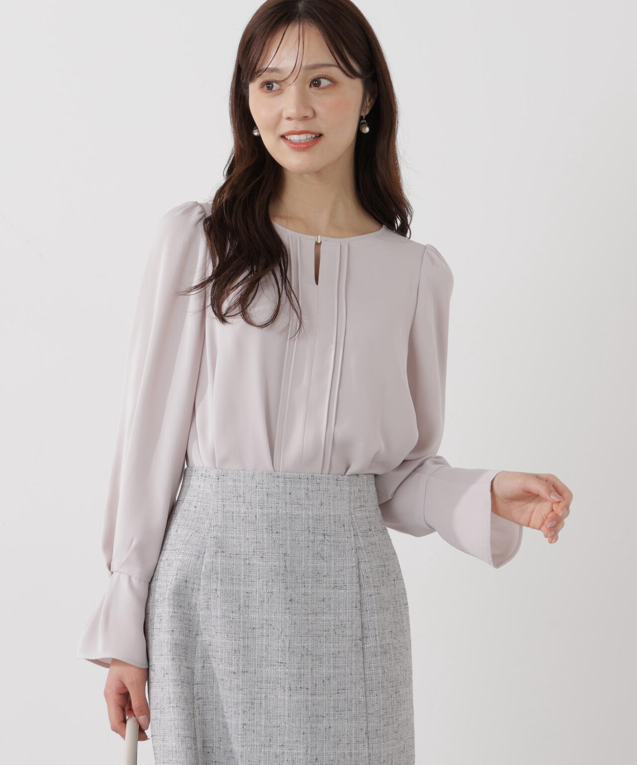 ピンタックブラウス