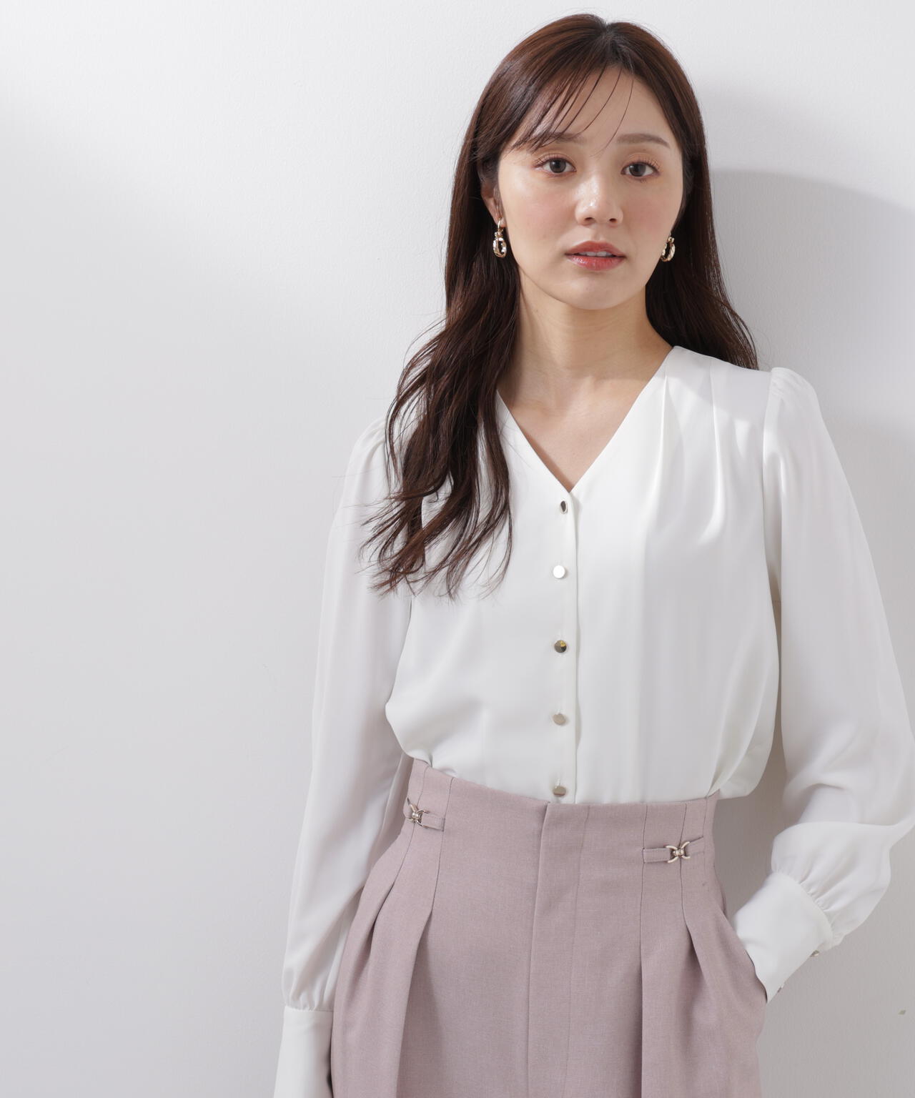 <ウォッシャブル>キラ釦タックブラウス