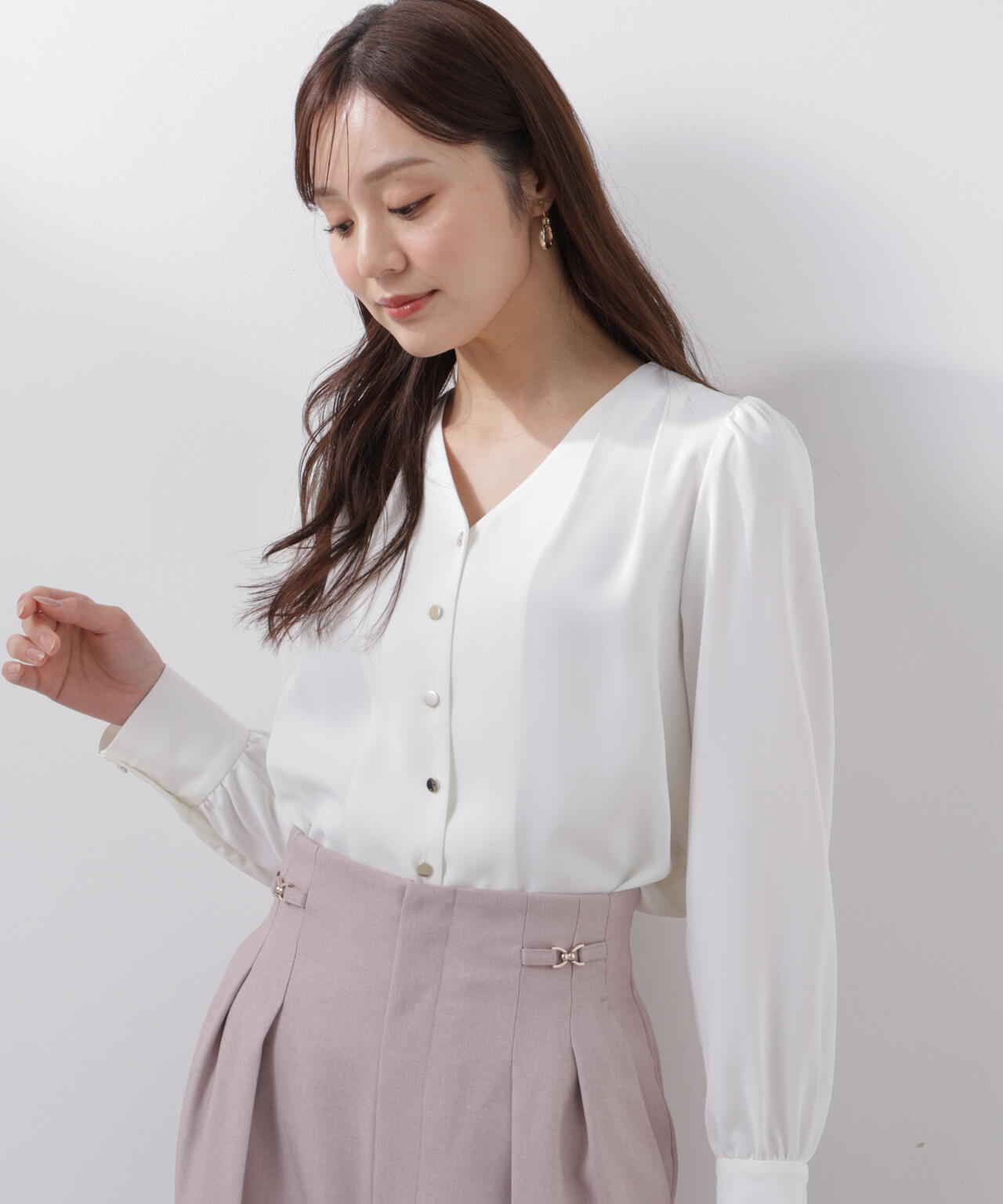 <ウォッシャブル>キラ釦タックブラウス