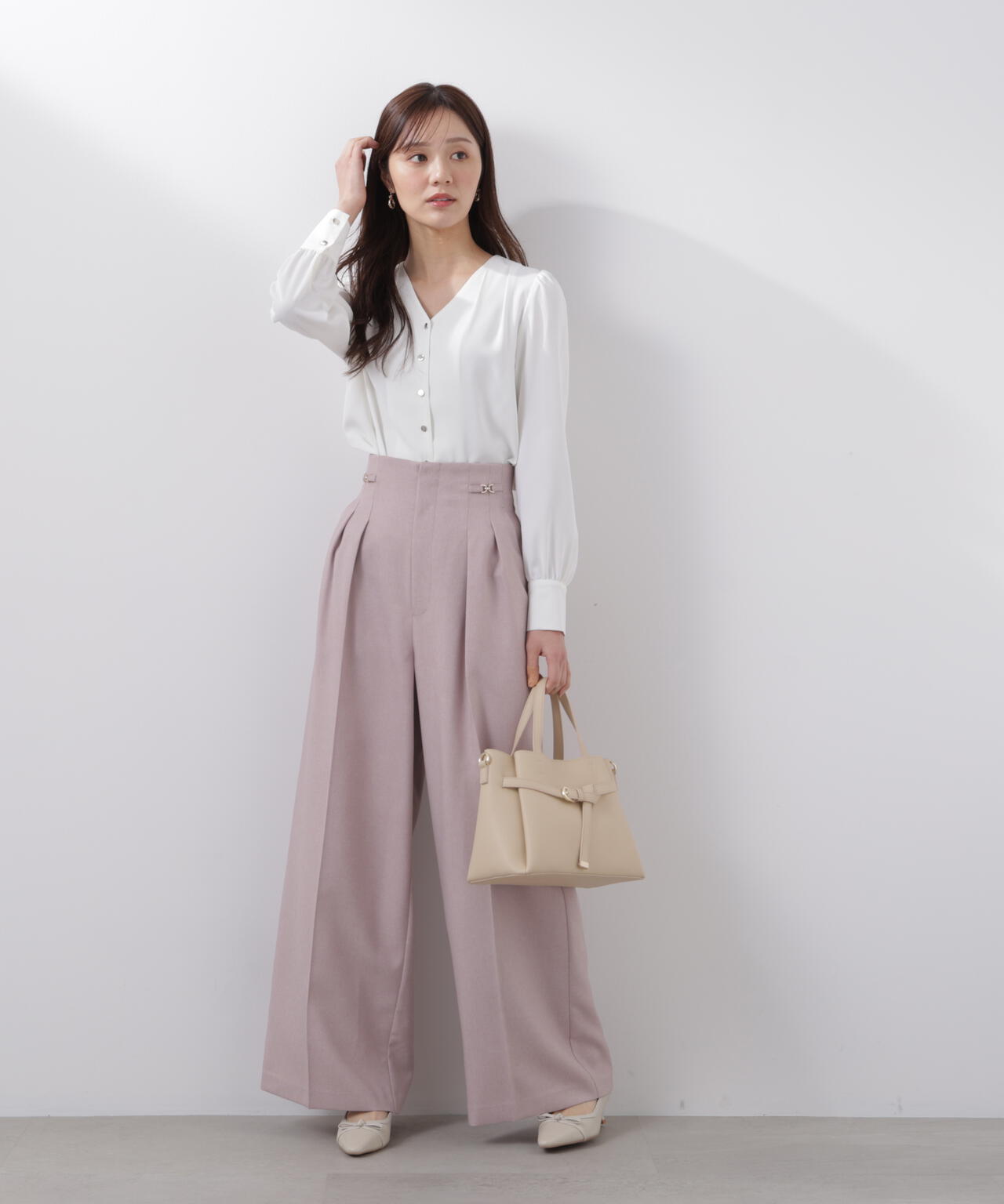 <ウォッシャブル>キラ釦タックブラウス