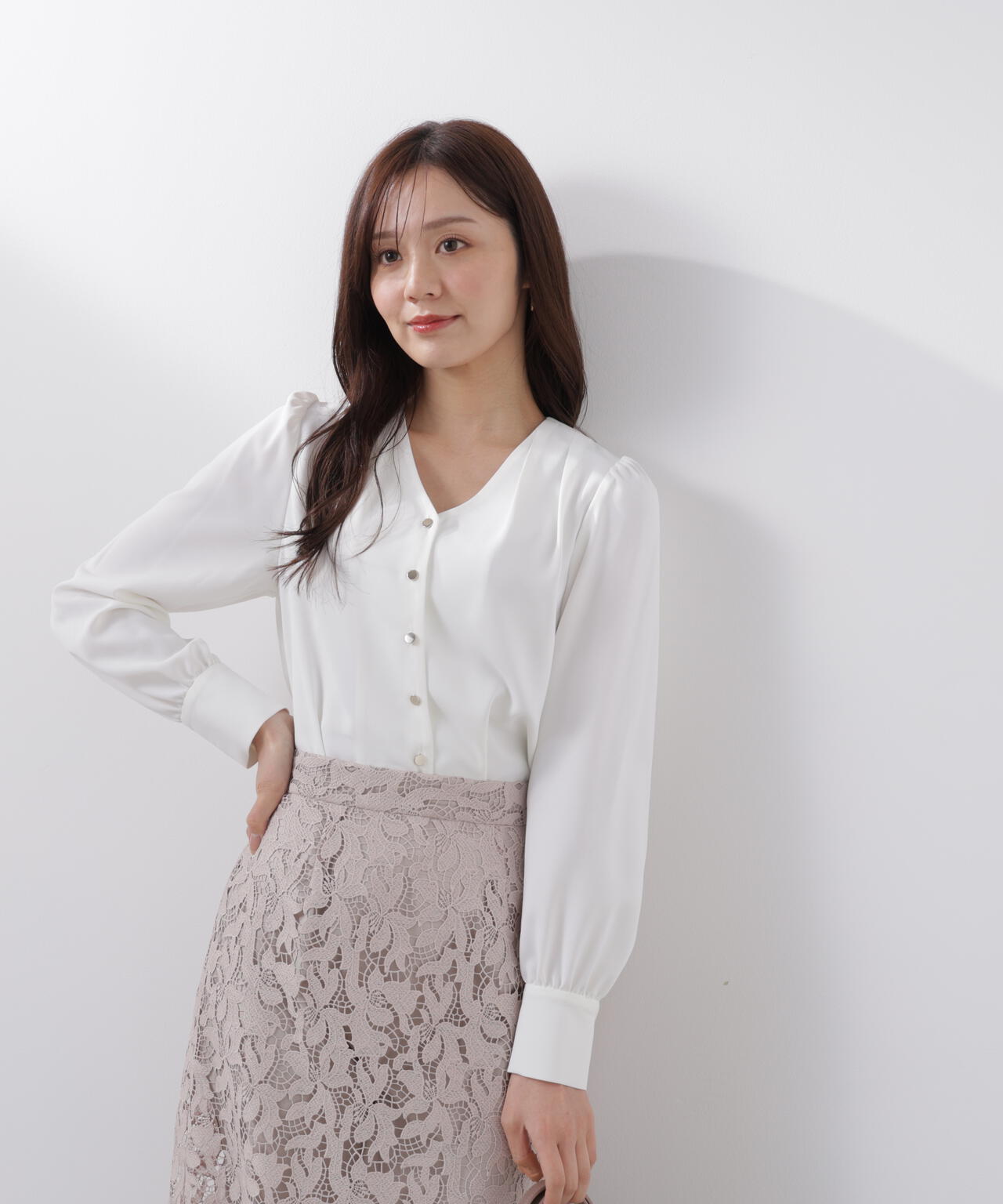 【6/5~6/7 オンライン限定2buy10%OFF対象】<ウォッシャブル>キラ釦タックブラウス