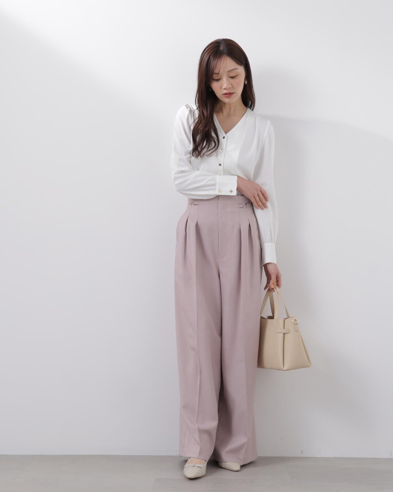 <ウォッシャブル>キラ釦タックブラウス