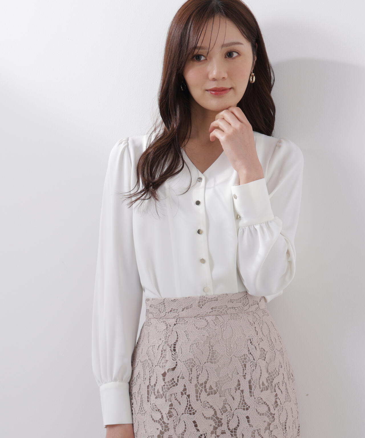 <ウォッシャブル>キラ釦タックブラウス