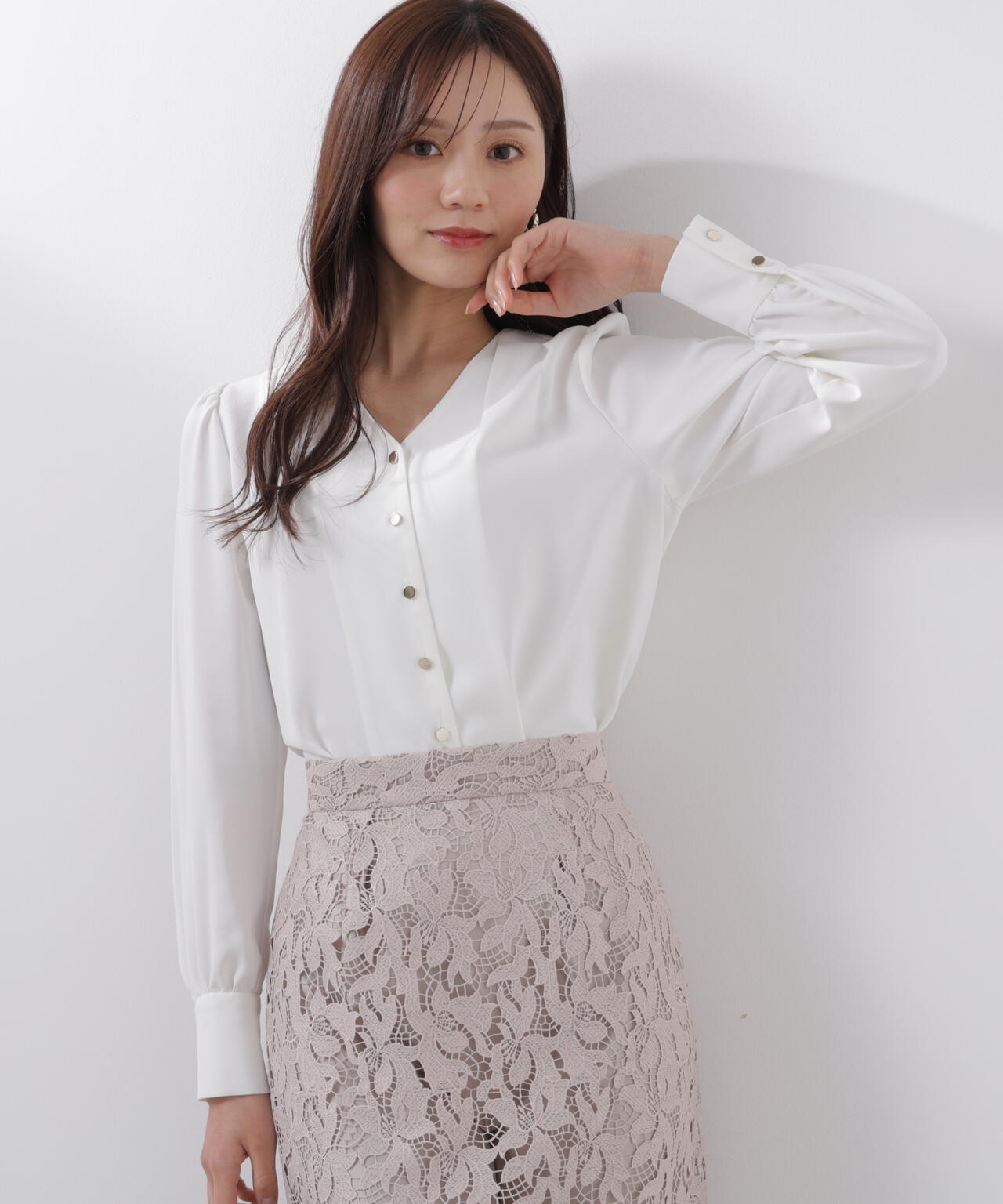 <ウォッシャブル>キラ釦タックブラウス