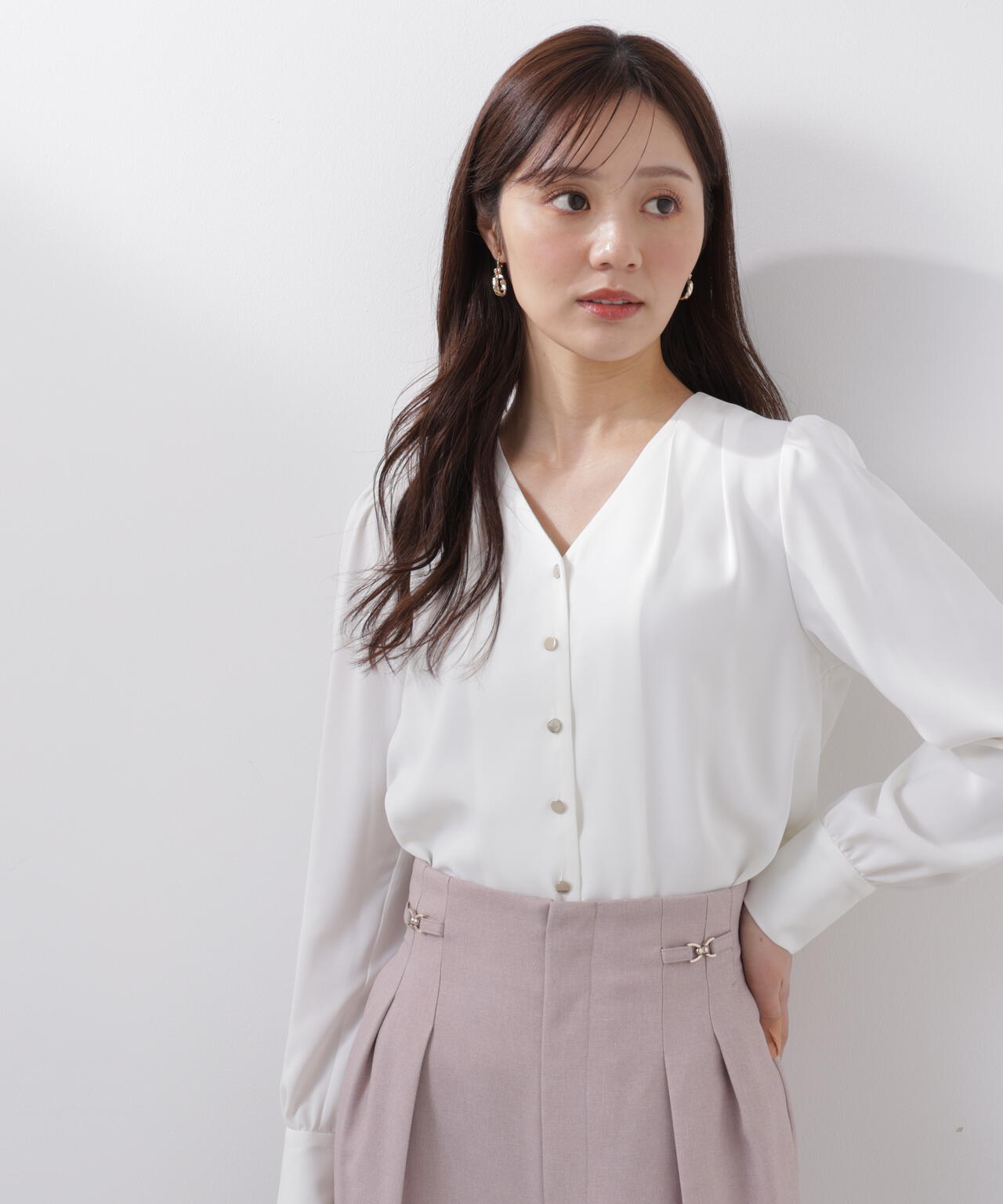 【6/5~6/7 オンライン限定2buy10%OFF対象】<ウォッシャブル>キラ釦タックブラウス
