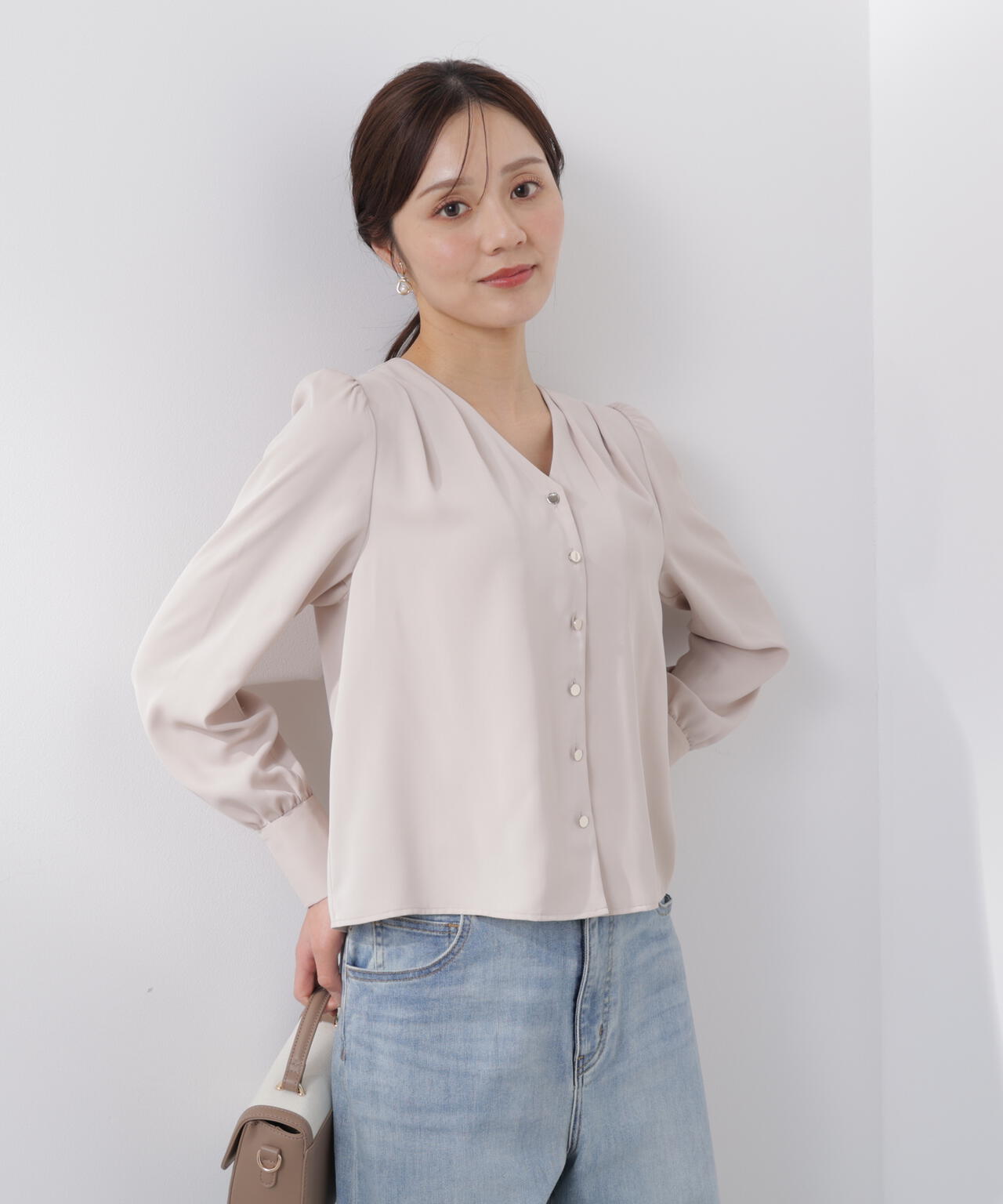【6/5~6/7 オンライン限定2buy10%OFF対象】<ウォッシャブル>キラ釦タックブラウス
