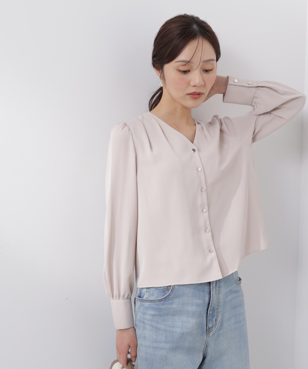 <ウォッシャブル>キラ釦タックブラウス