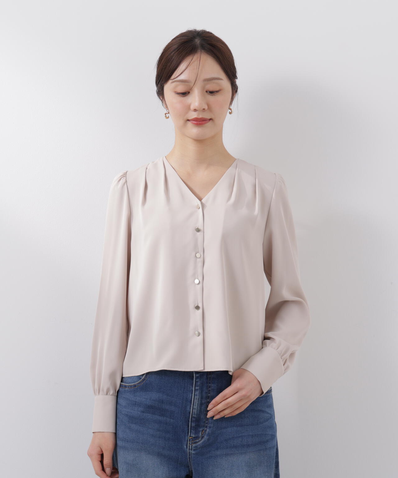 <ウォッシャブル>キラ釦タックブラウス