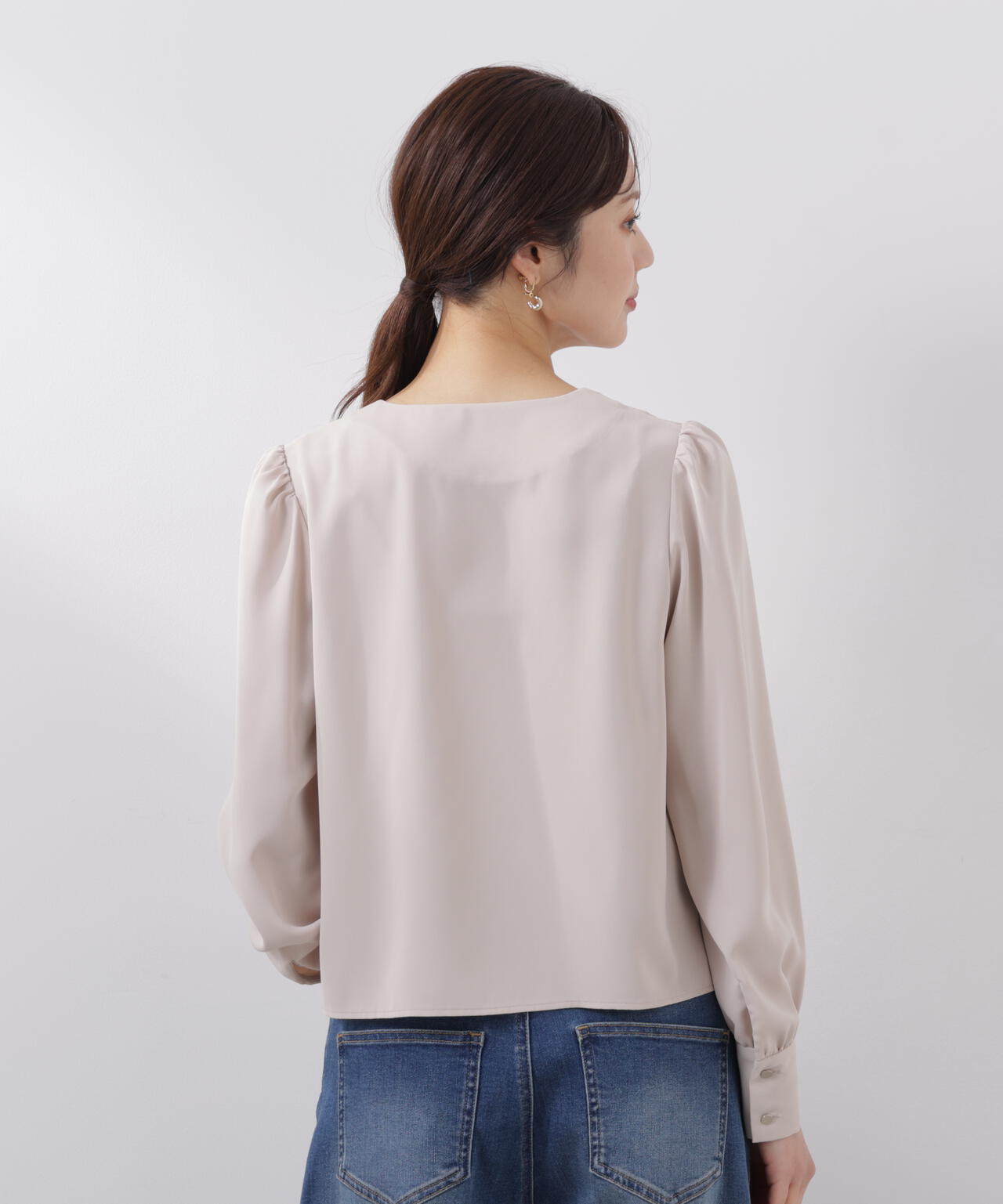 <ウォッシャブル>キラ釦タックブラウス