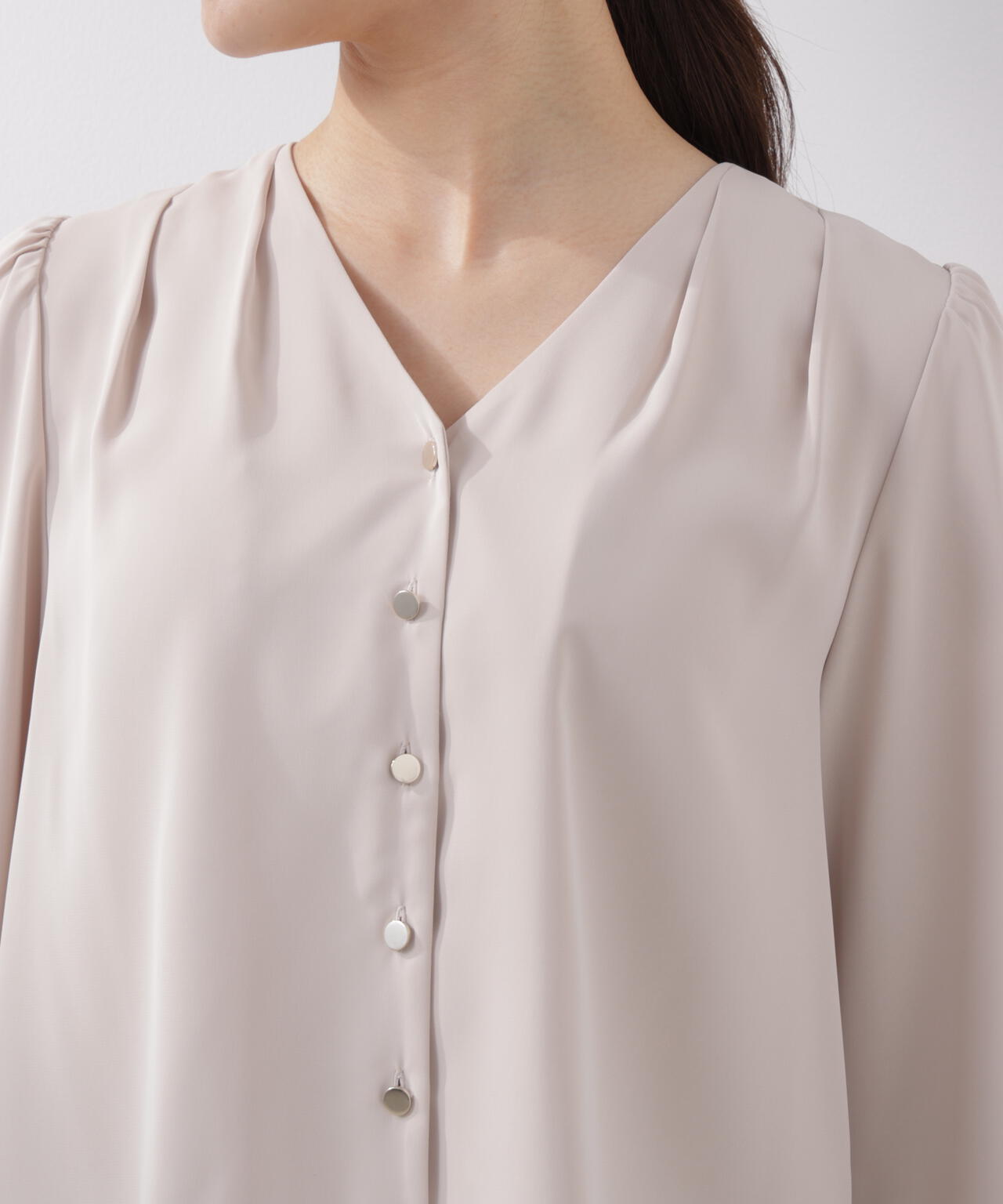 <ウォッシャブル>キラ釦タックブラウス