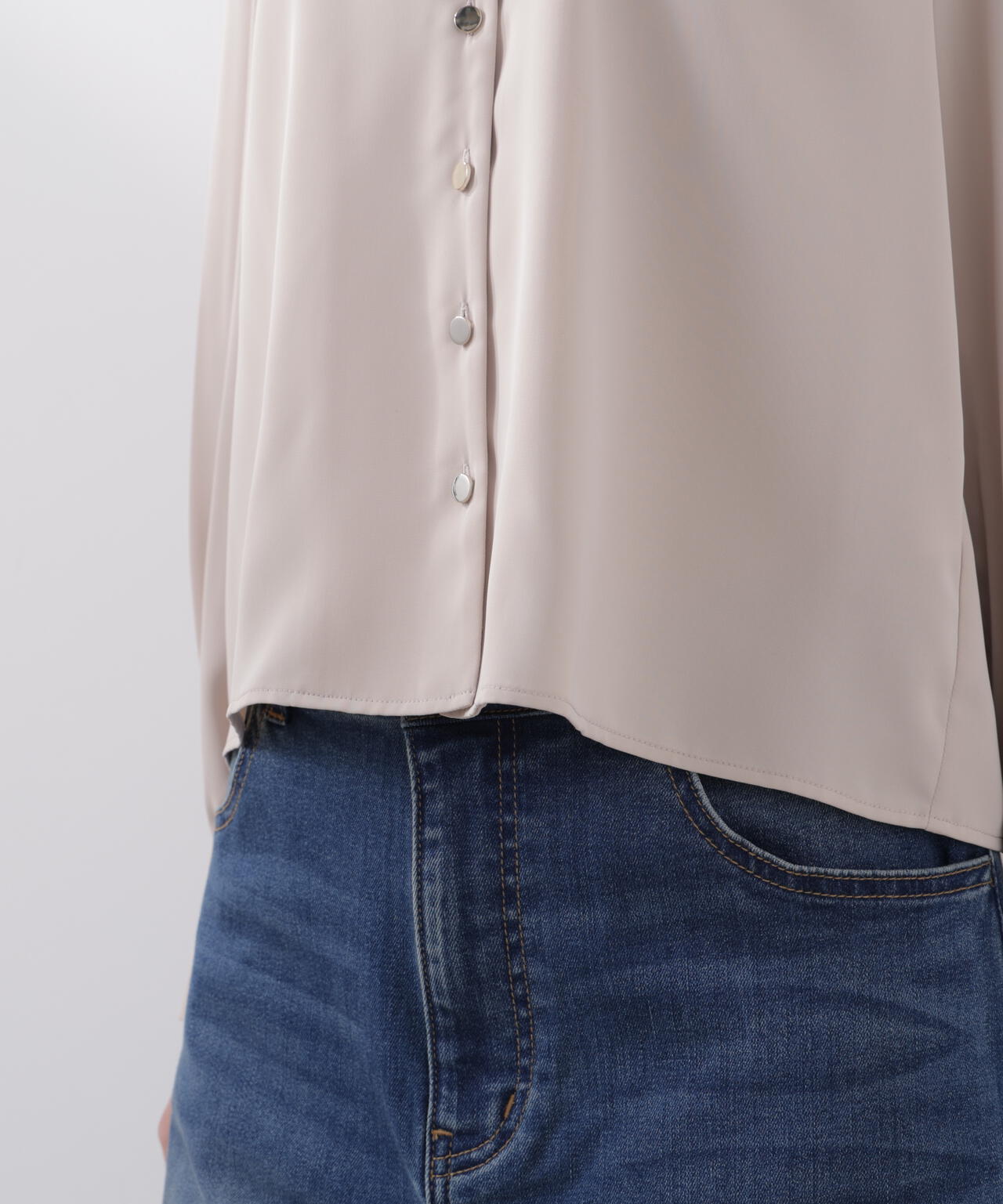 <ウォッシャブル>キラ釦タックブラウス