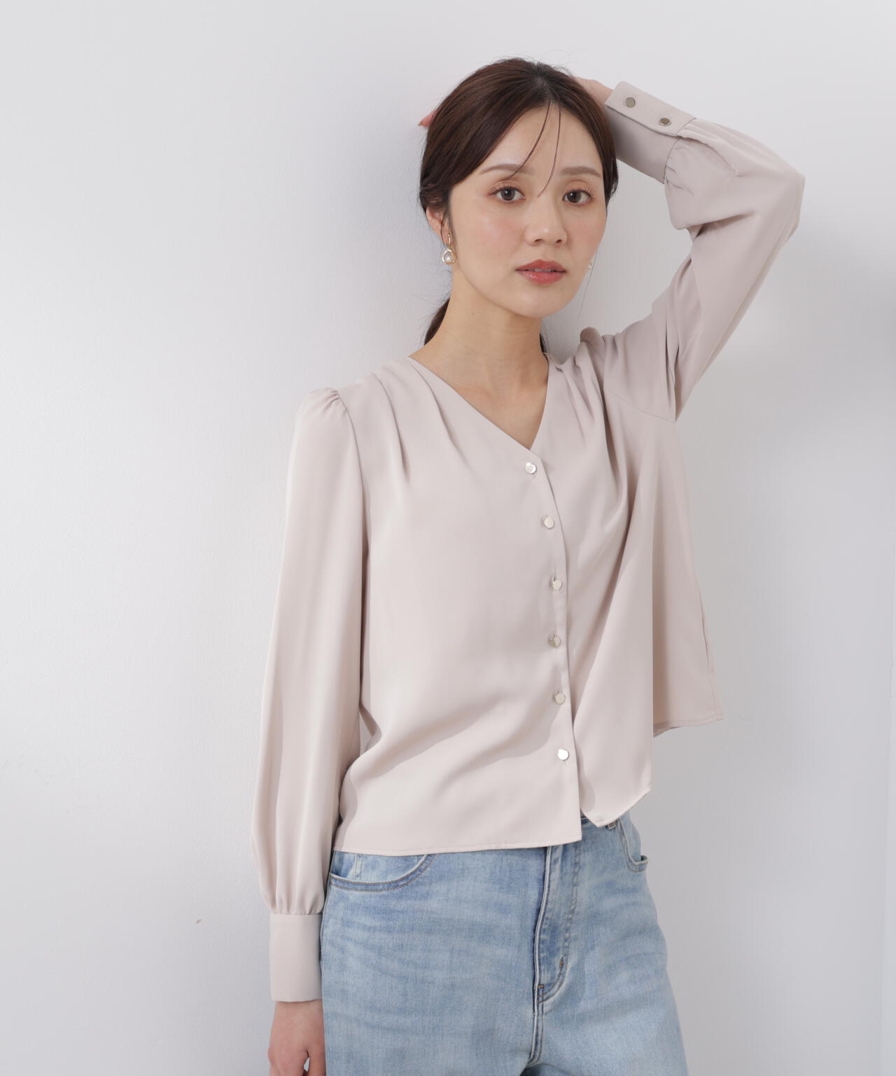 【6/5~6/7 オンライン限定2buy10%OFF対象】<ウォッシャブル>キラ釦タックブラウス