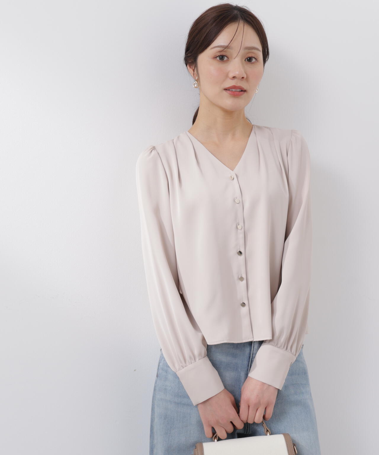 <ウォッシャブル>キラ釦タックブラウス