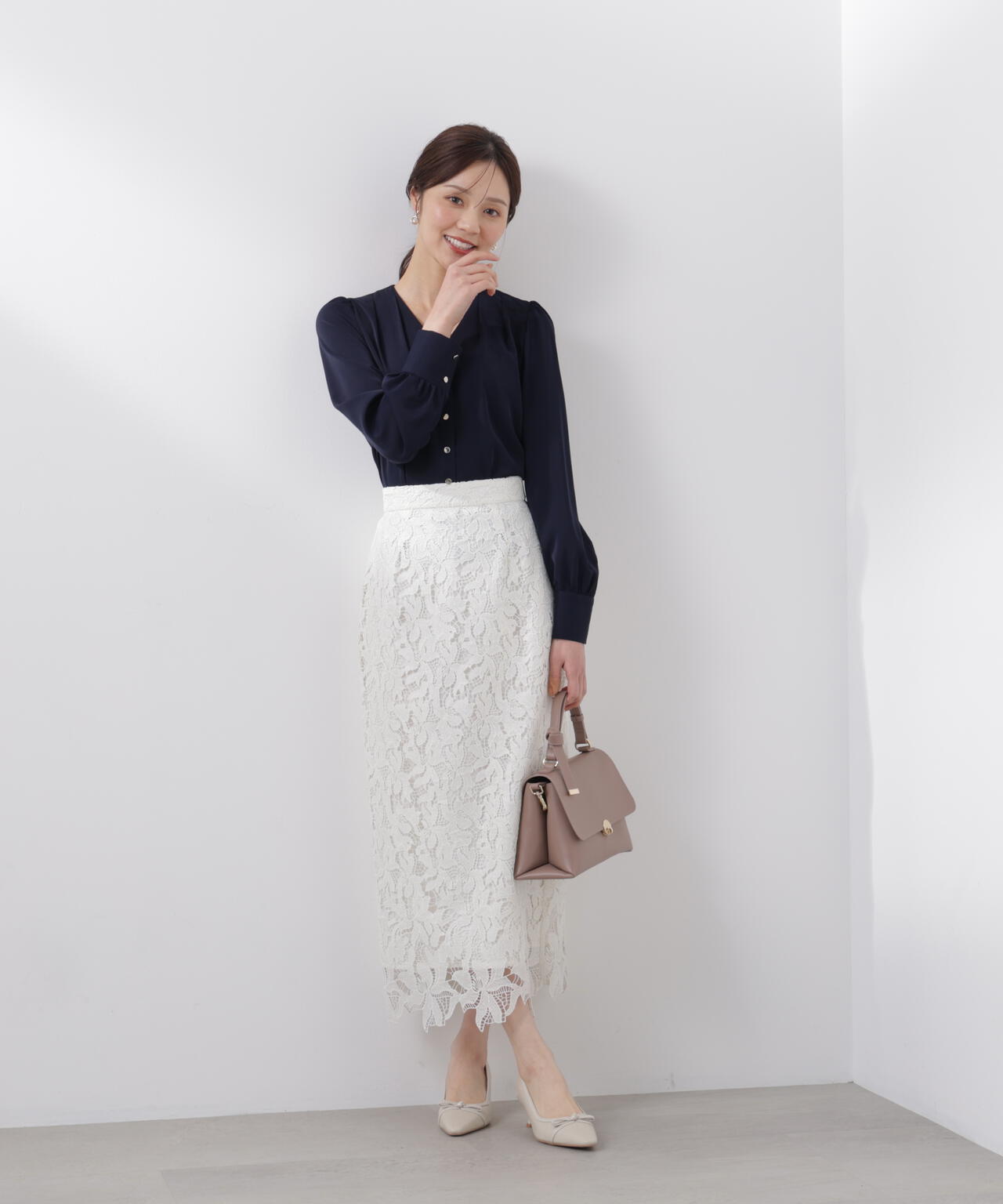 【6/5~6/7 オンライン限定2buy10%OFF対象】<ウォッシャブル>キラ釦タックブラウス