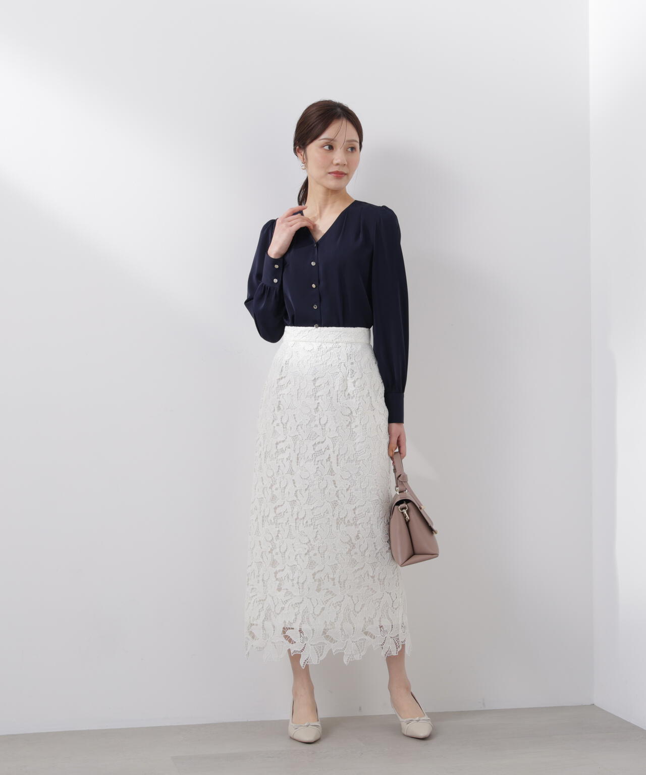 【6/5~6/7 オンライン限定2buy10%OFF対象】<ウォッシャブル>キラ釦タックブラウス