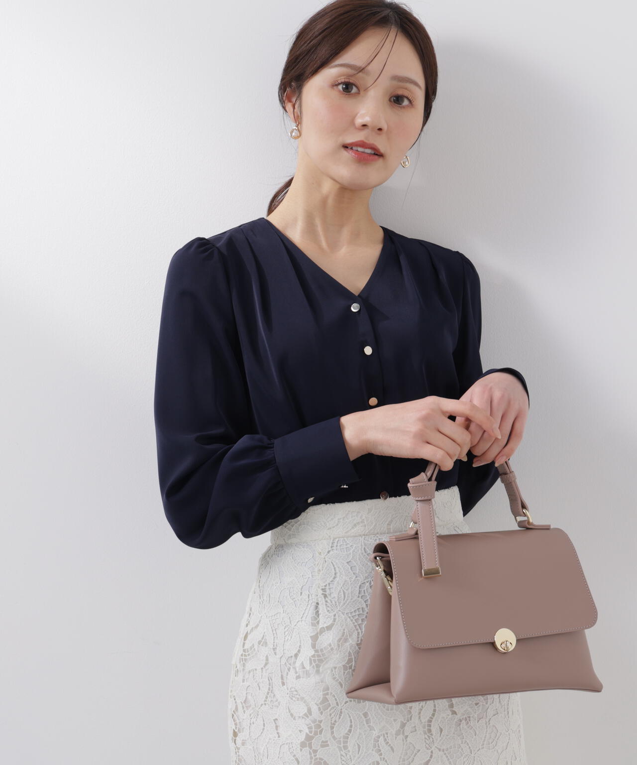 <ウォッシャブル>キラ釦タックブラウス