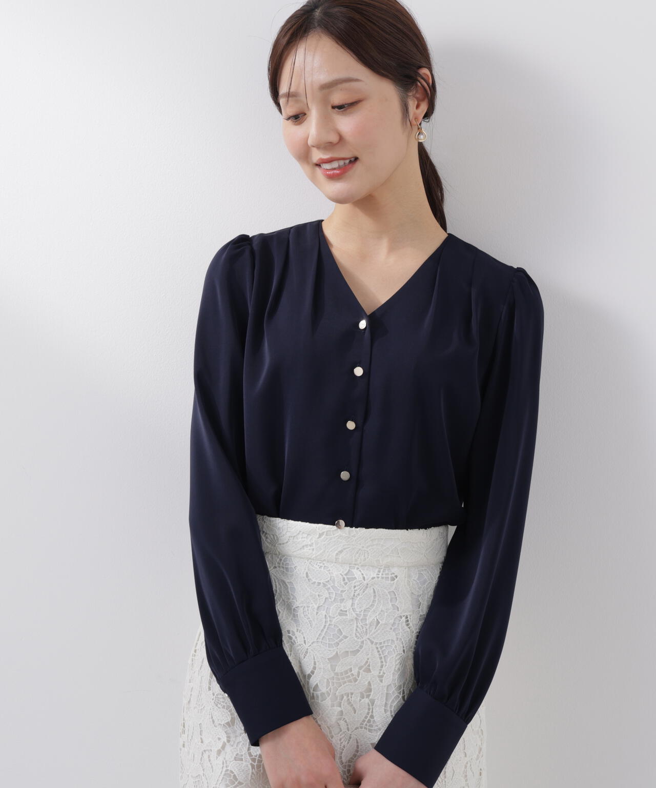 <ウォッシャブル>キラ釦タックブラウス