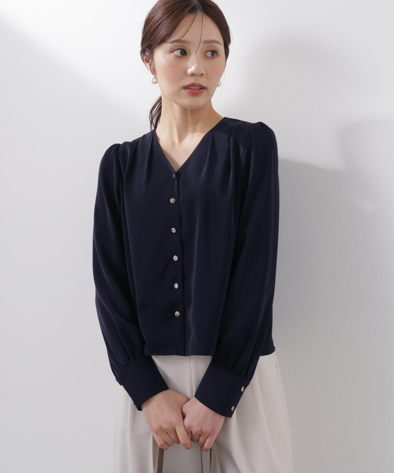 【6/5~6/7 オンライン限定2buy10%OFF対象】<ウォッシャブル>キラ釦タックブラウス