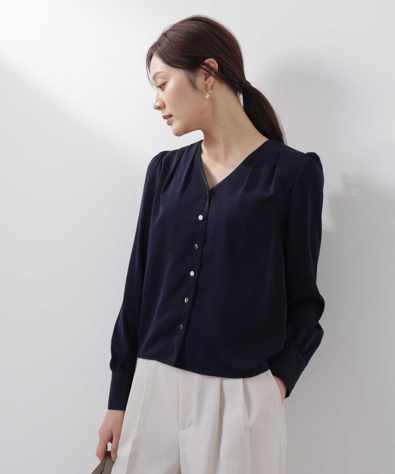 <ウォッシャブル>キラ釦タックブラウス