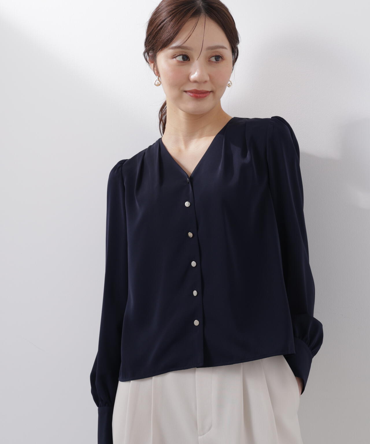 <ウォッシャブル>キラ釦タックブラウス