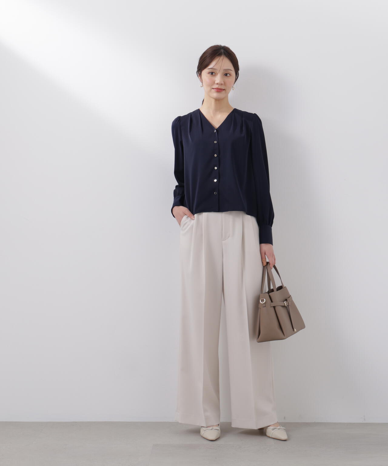 【6/5~6/7 オンライン限定2buy10%OFF対象】<ウォッシャブル>キラ釦タックブラウス