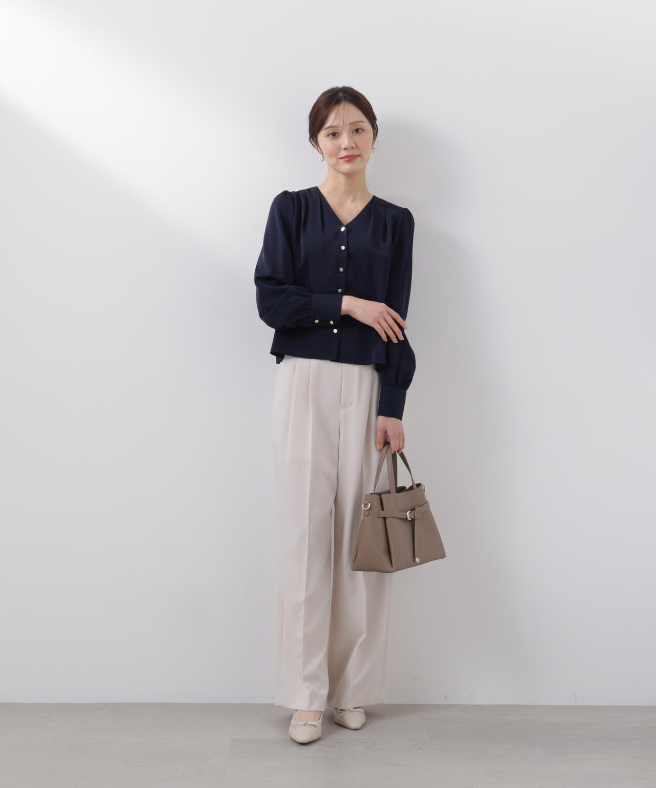 <ウォッシャブル>キラ釦タックブラウス