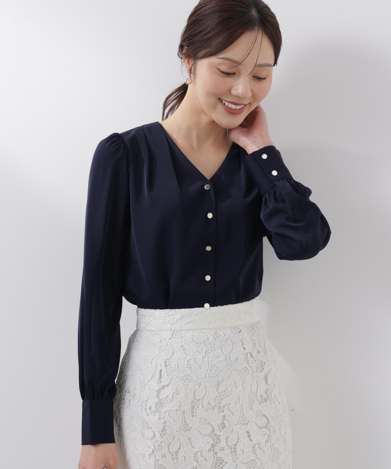 【6/5~6/7 オンライン限定2buy10%OFF対象】<ウォッシャブル>キラ釦タックブラウス