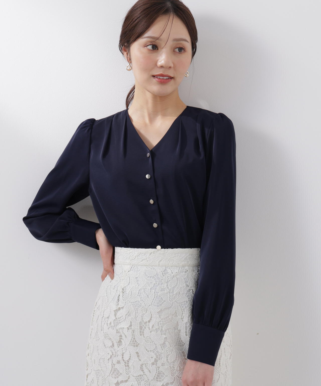 <ウォッシャブル>キラ釦タックブラウス