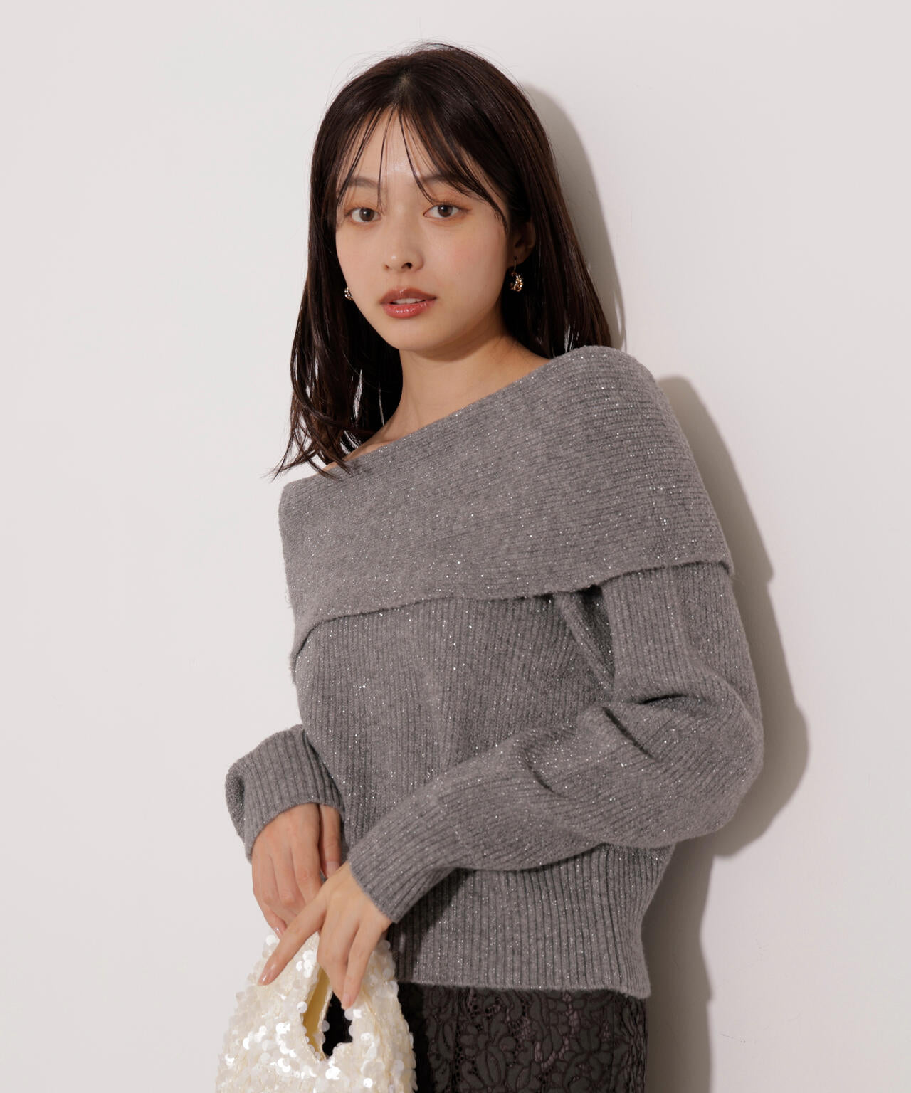 ラメ入りオフショルニット